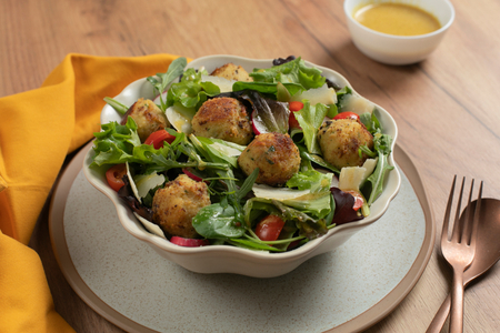 Albóndigas de patata y garbanzos en ensalada