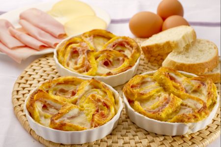 Rollo de tortilla con jamón y scamorza