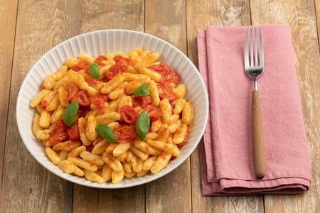 Cavatelli con bottarga y tomates cherry