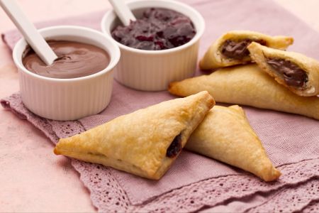 Triangulitos de ricotta con mermelada de cereza