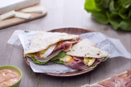 Piadina con jamón, brie, ensalada y salsa cóctel