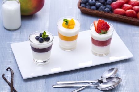 Trío de panna cotta de fresas, arándanos y mango