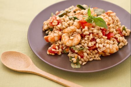 Ensalada de cebada con anchoas, gambas y tomates cherry