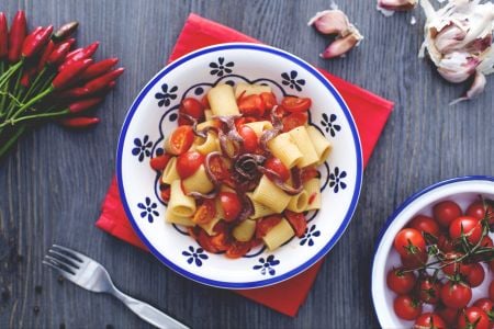 Mezze maniche con tomatitos y anchoas