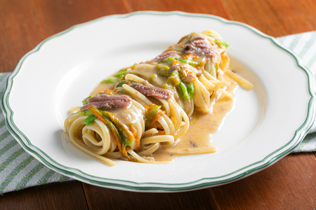 Pasta con flores de calabacín y anchoas
