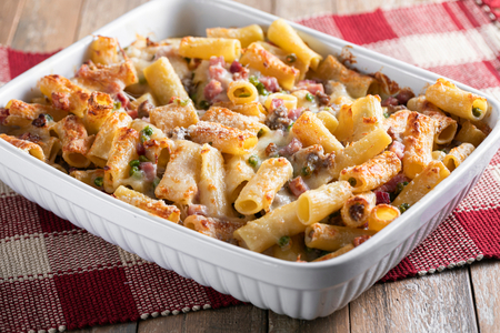Pasta al horno con salchicha y guisantes
