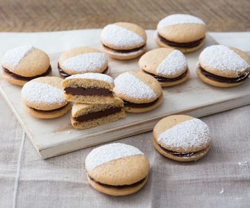 Galletas de café rellenas de chocolate negro