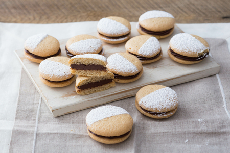 Galletas de café rellenas de chocolate negro