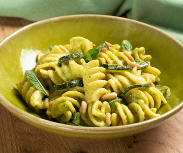 Pasta con crema de calabacín y queso de cabra al limón y cúrcuma