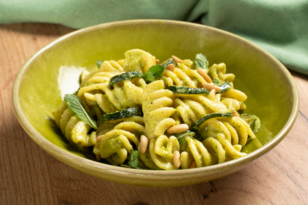 Pasta con crema de calabacín y queso de cabra al limón y cúrcuma