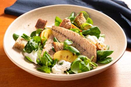 Ensalada de melocotón y caballa