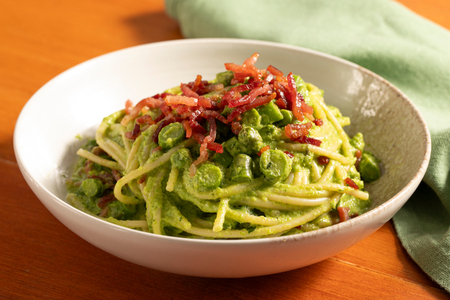 Pasta con espárragos y speck