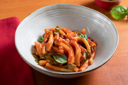 Pasta con salsa de tomate y friggitelli
