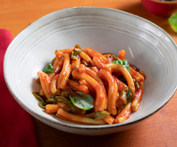 Pasta con salsa de tomate y friggitelli
