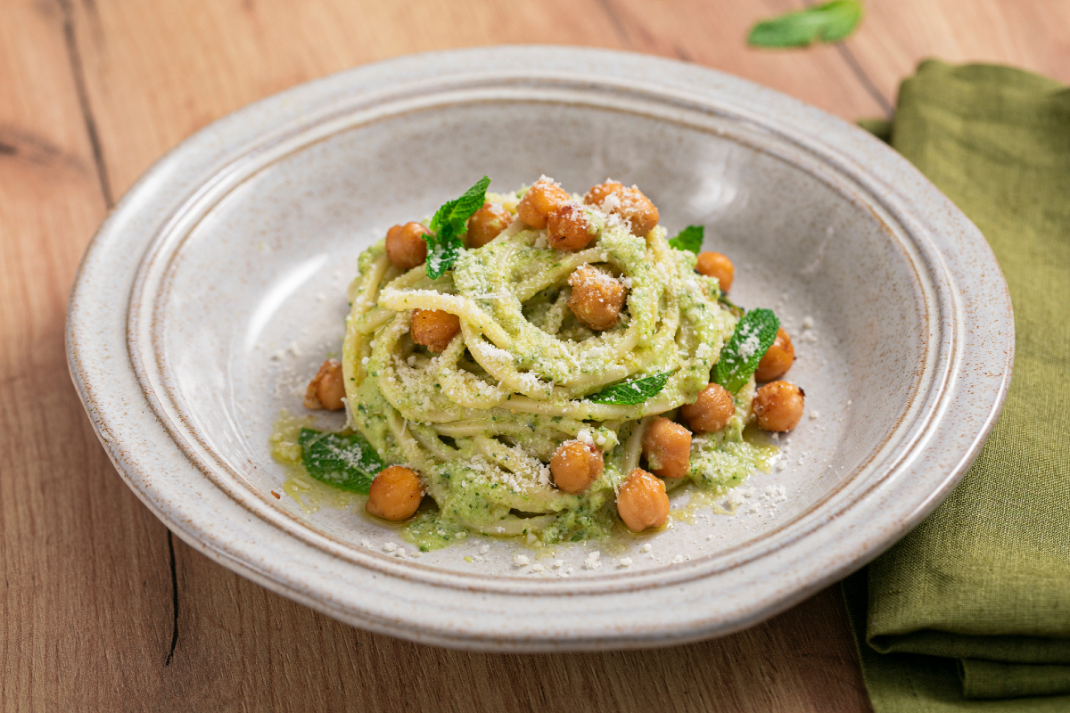 Espaguetis con calabacines, garbanzos y menta