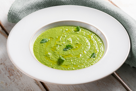 Sopa de habas y guisantes