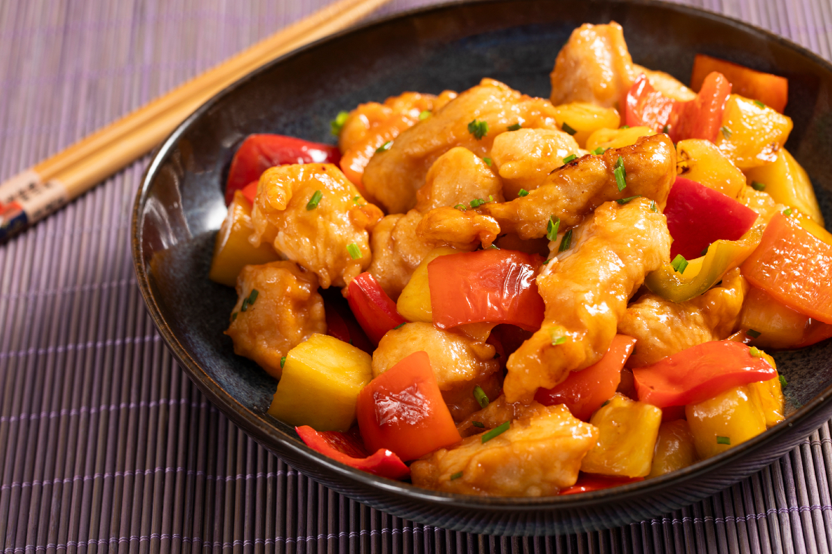Pollo en salsa agridulce con pimientos y piña