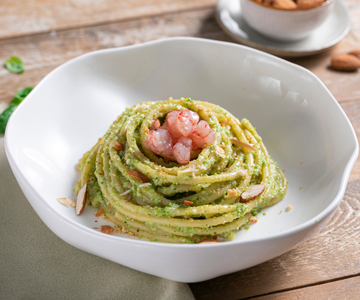Pasta con pimientos friggitelli y gambas crudas