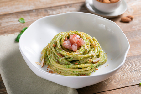 Pasta con pimientos friggitelli y gambas crudas