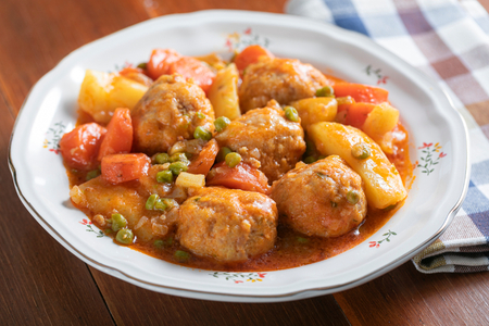 Albóndigas de pollo guisadas