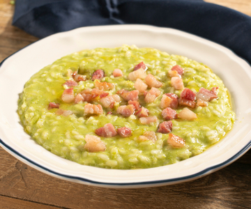 Risotto con crema de guisantes, taleggio y panceta