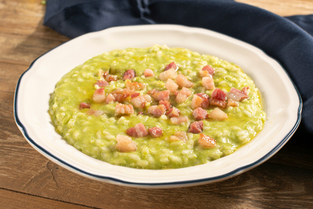 Risotto con crema de guisantes, taleggio y panceta