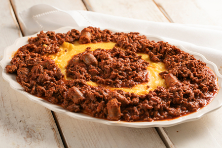 Polenta y bruscitt en salsa