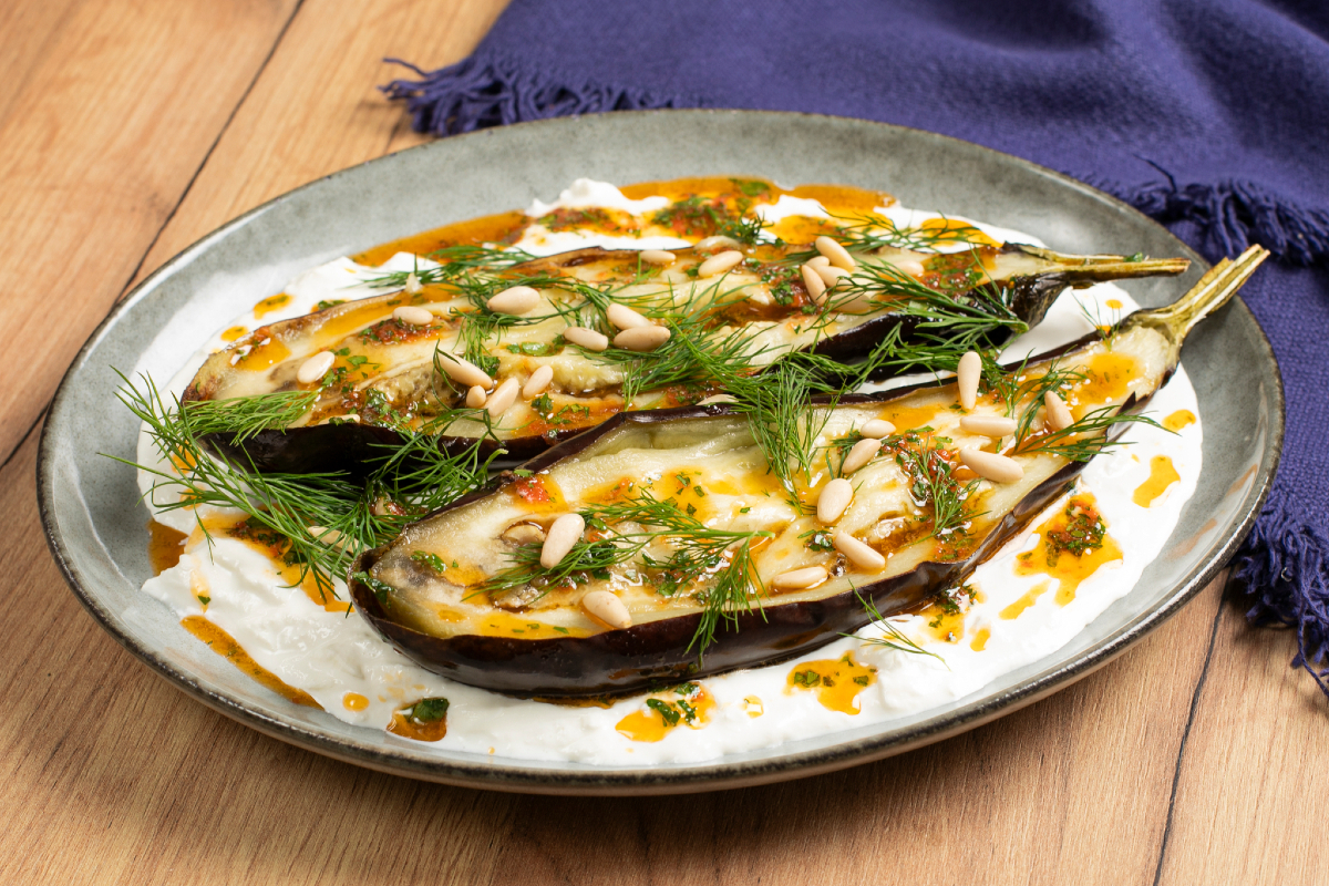 Berenjenas asadas con burrata y aceite picante