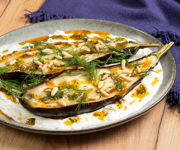 Berenjenas asadas con burrata y aceite picante