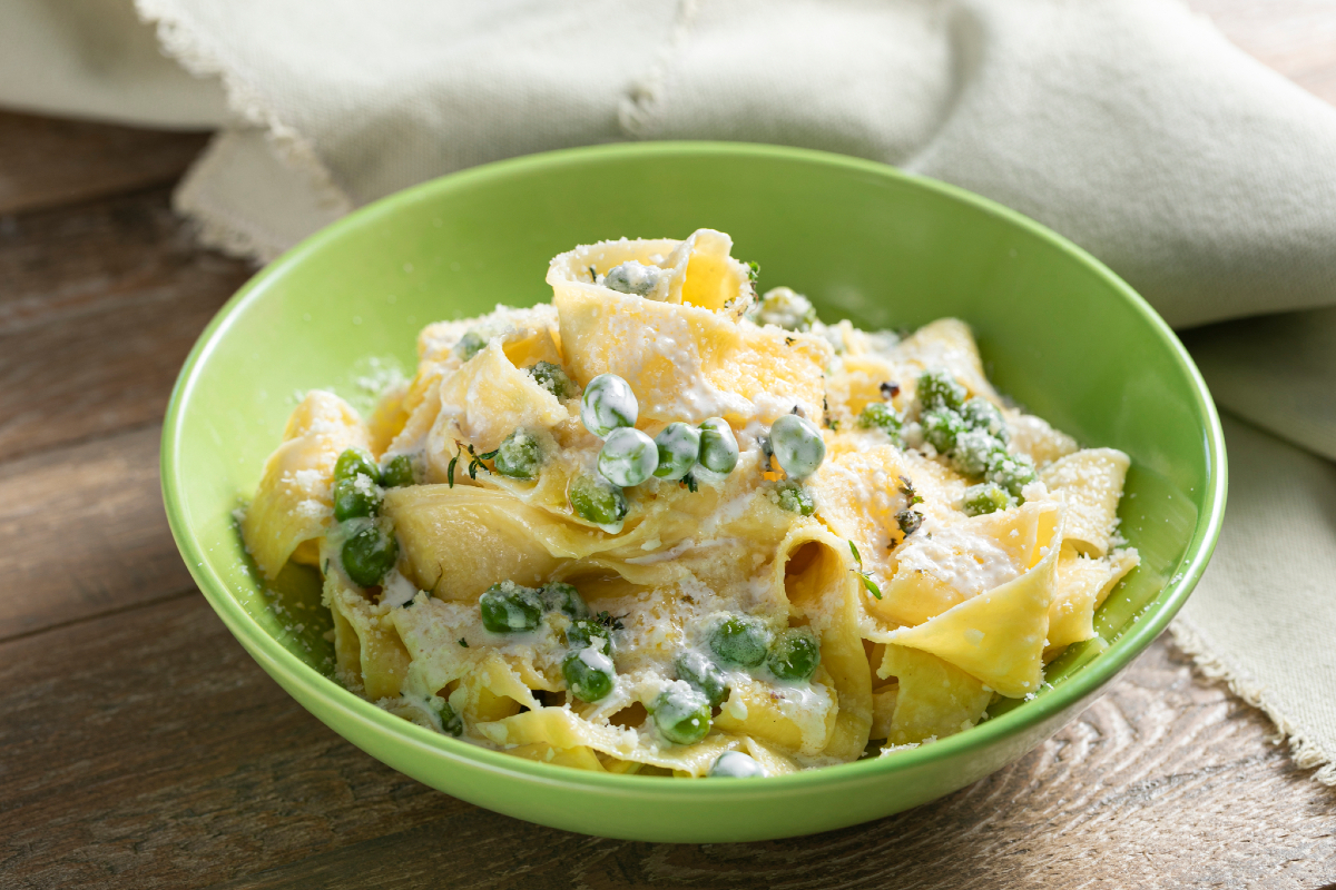 Pasta con nata y guisantes