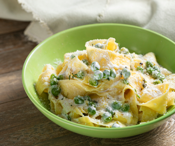 Pasta con nata y guisantes