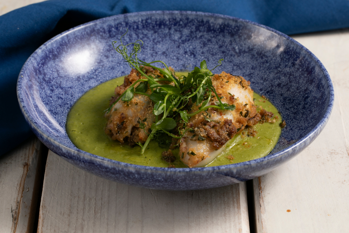 Calamares rellenos a la siciliana sobre crema de guisantes