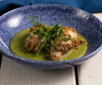 Calamares rellenos a la siciliana sobre crema de guisantes