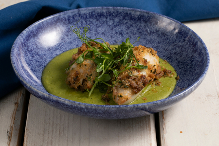 Calamares rellenos a la siciliana sobre crema de guisantes