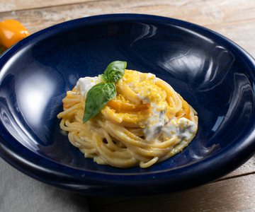 Pasta con tomatitos amarillos, stracciatella y bottarga