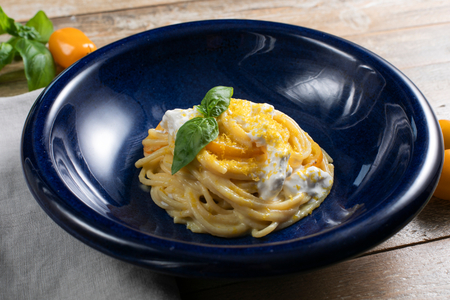 Pasta con tomatitos amarillos, stracciatella y bottarga
