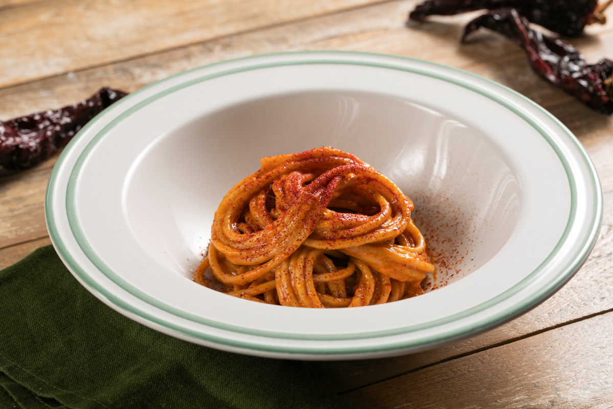 Espaguetis con pimientos variados