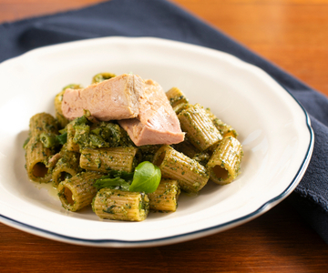 Pasta con pesto, judías verdes y atún
