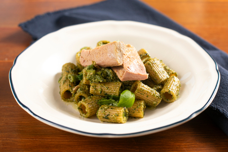 Pasta con pesto, judías verdes y atún