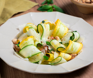 Carpaccio de calabacines amarillos y verdes con frutos secos