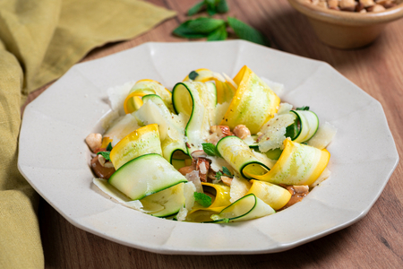 Carpaccio de calabacines amarillos y verdes con frutos secos