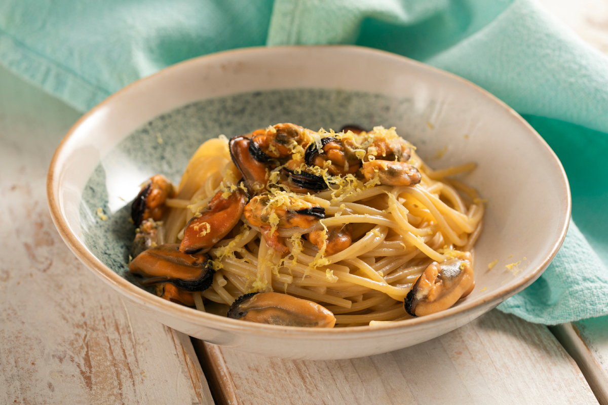 Espaguetis con mejillones y limón