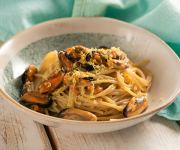 Espaguetis con mejillones y limón