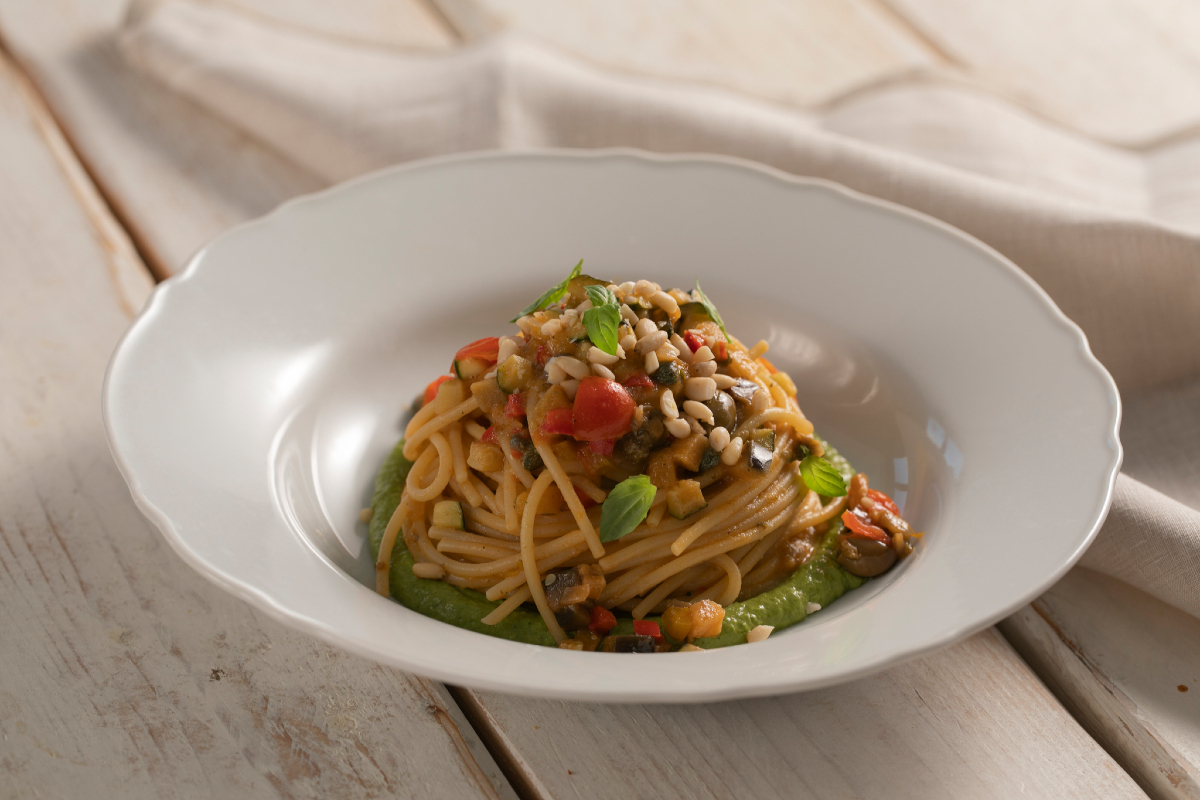 Espaguetis con caponatina de verano