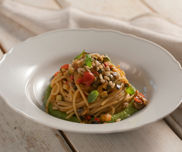 Espaguetis con caponatina de verano