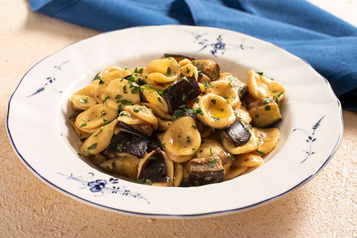 Orecchiette cremosas con miso y berenjenas