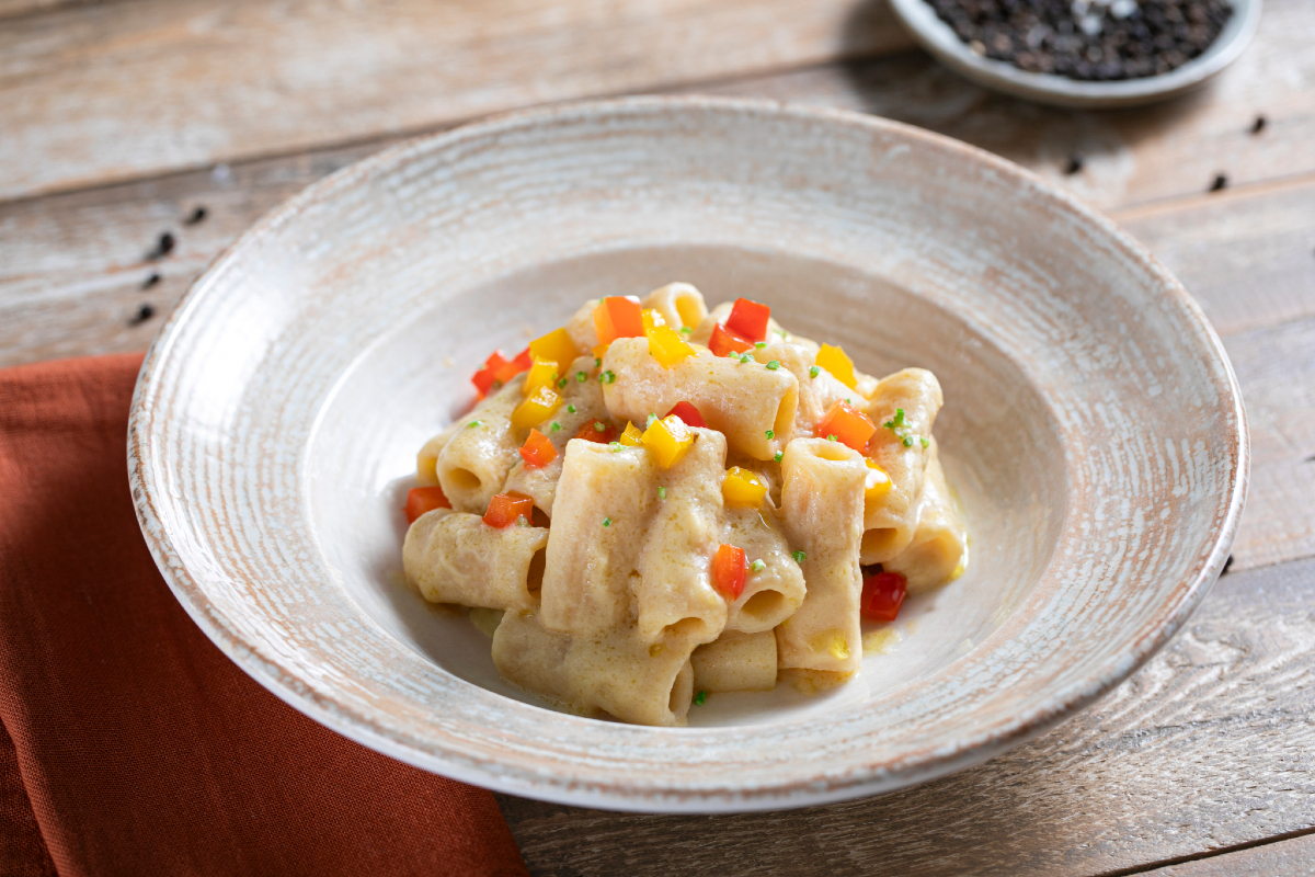 Pasta con crema de garbanzos y pimientos