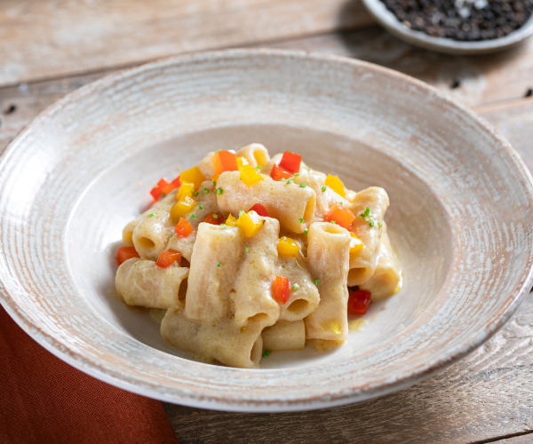 Pasta con crema de garbanzos y pimientos