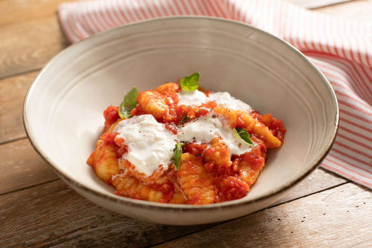Ñoquis con tomate y burrata