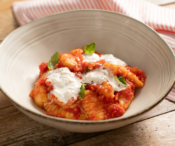 Ñoquis con tomate y burrata